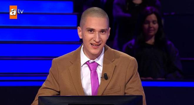 Tekirda'da yaayan ve Tekirda Anadolu Lisesi mezunu olan gen yarmac, "Erkeklerin korkulu ryas, kzlarn da ryas" eklinde kendisini tantarak elenceli bir giri yapt.