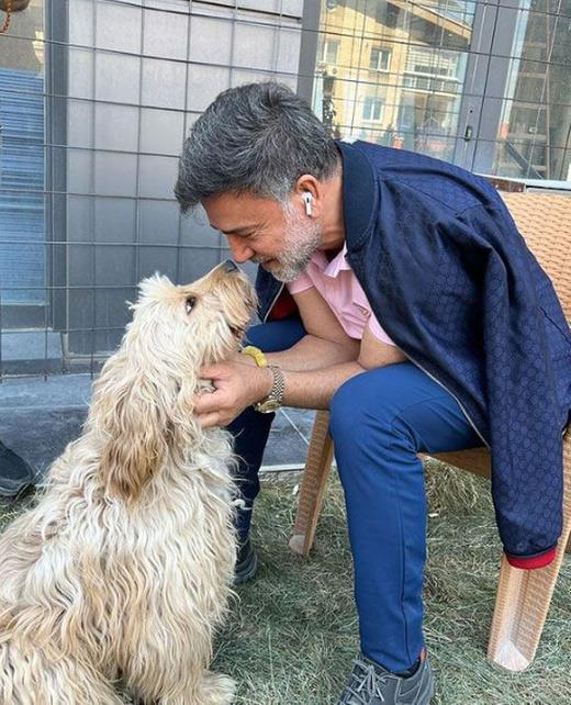 Getiimiz akam bir dnde sahne alan sanat zzet Yldzhan verdii kilolarla gndem oldu. 2 ayda sekiz kilo verdiini aklayan Yldzhan merak edilen diyet listesini paylat. nl arkc kilolar kadar dnde giydii iki farkl ceketle de dikkat ekti.