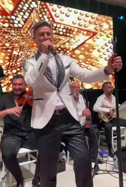 Parmandaki prlanta talaryla ilenmi yz ile dikkat eken sanat, "ok anlaml bir yzk. zerinden 10 tane prlanta ta var."