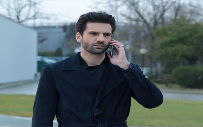 nl oyuncu Kaan Urgancolu, Yarg dizisi sezon finali verince soluu tatilde ald. Baarl oyuncunun imaj deiiklii sosyal medyada viral oldu. San sakaln uzatan Kaan Urgancolu'nun son hali Ak- Memnu dizindeki Behll'n, Bihter'in mezar bandaki haline benzetildi.