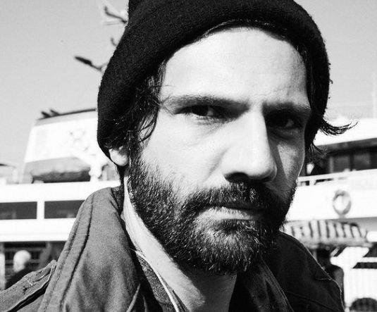 Dijital bir platformda yaynlanan "Ak 101" dizisiyle yldz parlayan, "Yarg" dizisinde hayat verdii 'Savc Ilgaz' ile ok sevilen Kaan Urgancolu, son dnemde her hareketiyle dikkat ekmeyi baaryor. Kaan Urgancolu, oyunculuunun yan sra yakkllyla da kendine hayran brakyor.