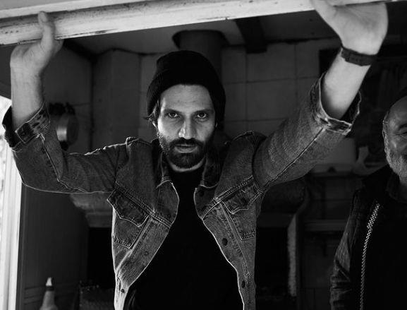 Yarg dizisinin yldz Kaan Urgancolu son haliyle grenleri artt. 'Savc Ilgaz' rolyle akllara kaznan baarl oyuncunun son fotorafn grenler tanyamad. Ak- Memnu dizisinde Bihter'in mezar banda bekleyen Behll'e olan benzerlii sosyal medyay sallad.