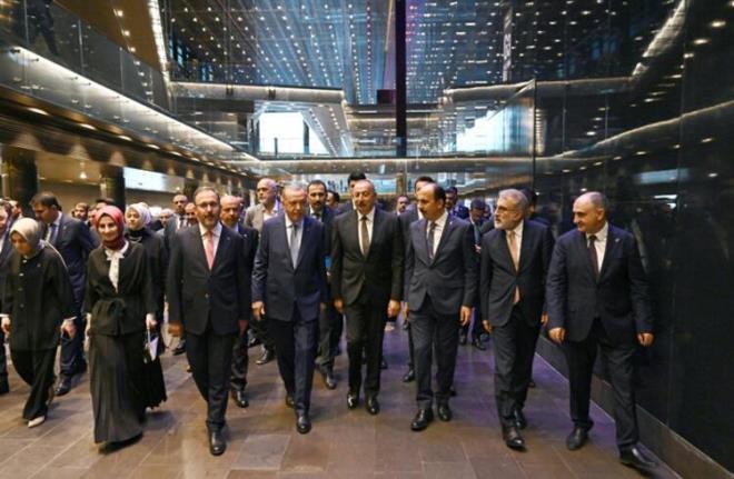 Genlik ve Spor Bakan Mehmet Muharrem Kasapolu, 5. slami Dayanma Oyunlar'nn al treninde bir konuma yapt. Bakan Kasapolu, 56 lkeden 4 binden fazla sporcu ve binlerce sporseverin oyunlara katldn belirtti. Kasapolu, ''Sporun bakenti olarak sporun evrensel mesajn, Konya'dan tm dnyaya gl bir ekilde haykracaz. nallah hep birlikte ehrimize, Trkiye'mize yarar, tm slam alemine layk bir ekilde mkemmel bir organizasyonu gerekletireceiz. Biliyoruz ki uluslararas spor organizasyonlarnn sadece bir sportif etkinlik olmaktan te, anlam var. Sporun birletirici gc bylesine organizasyonlarda ok daha farkl bir ekilde meydana kyor. lkelerimiz arasndaki ban, lkelerimiz arasndaki gelimesine vesile oluyor. Zira bugn yeryz bara ve esenlie birbirinin hukukunu korumaya hazr'' diye konutu.