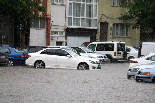 Kentte yal havayla birlikte imek ve yldrm gibi hava olaylarnn da beklendii ifade edilen aklamada, ksa sreli ve ani bastran saanaklar eklinde etkili olmas beklenen yalarn baz blgelerde normalin zerinde olmasnn ngrld bildirildi.
