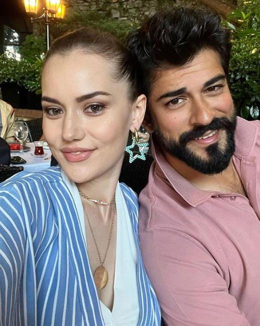 Fahriye Evcen ve Burak zivit'in komusu olduu iddia edilen baz isimlerin sosyal medya hesaplarnda kavgaya dair ayrntlar paylald.