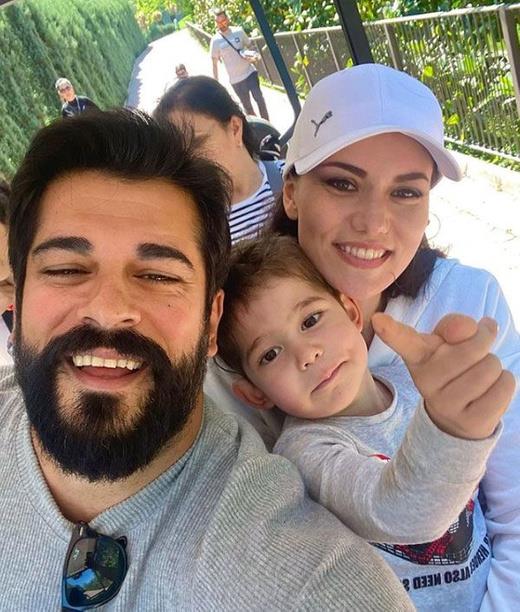 Einin bu barna kzan Fahriye Evcen'in tartma sonrasnda evi terk ettii iddia edildi.. Yaanan duruma dair Burak zivit'ten ilk aklama geldi.