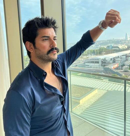 Evcen'in bu duruma kzan kaynvalidesinin kendisini uyard bunun zerine nl oyuncunun sesini ykselttii iddia edildi.