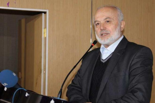 "SMASINI GRMEDNZ BRYLE EVLENMEYN"  <br>  Dr. M. erafettin Kalay, Diyanet'in gndemde dolaan szyle ilgili yapt aklamasna Peygamber Efendimiz (SAV) hadisiyle giri yapt:   <br>  "Birisinin size anlatt veya methettii deil grdnz bir insan sizin daha hayrldr."  <br>  Kalay, bu kavramla ilgili "ftrat kabul ediyor mu" "houna gidiyor mu" ben bu insanla bir hayat srebilir miyim" gibi bir deerlendirme sz konusudur dedi.  <br>  Ayn zamanda Kalay, verilen ifadelerin kt niyetli kiilerce harcanamayacak ve yanl anlalmaya meydan verilmeyecek ekilde aktarlmas gerektiinin altn izdi.