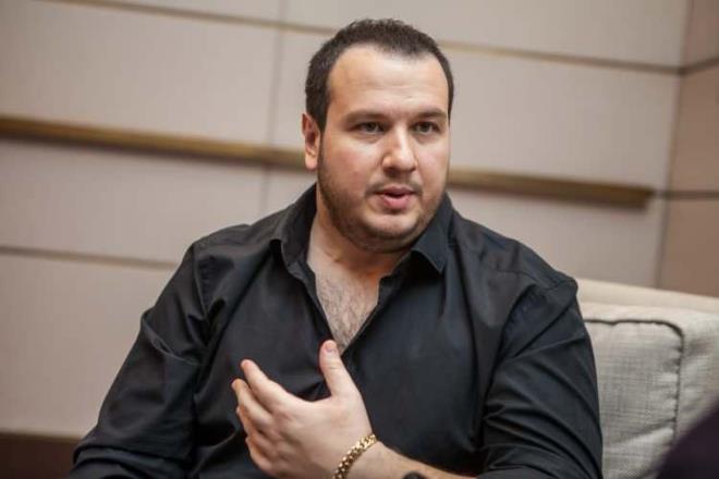 Absrt komedisiyle artk kimsenin ka'le almad Gkbakar, zellikle Twitter hesab zerinden dini deerlere ve grlere saldrp gndemde yaamaya alyor.