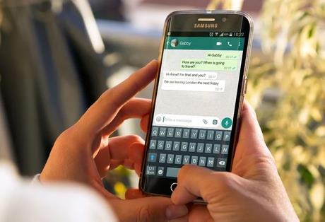 Grntlerde durum sayfasnn alt tarafnda artk bir mikrofon simgesi bulunuyor ve kullanclar bu dmeye basarak sesli notlarn kaydedip dier WhatsApp kullanclar ile paylaabiliyorlar.