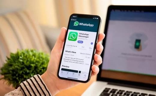 Dnya zerinde en ok kullanlan mesajlama uygulamas WhatsApp, yeni bir gncelleme zerinde alyor. WhatsApp son olarak mesaj kar taraftan silme sresini 60 saate ykseltmiti. Yeni gelecek olan gncellemeye gre gruplardan habersiz ekilde kmak mmkn olacak ve tek seferlik grntlenecek ekilde gnderilen fotoraflarn ekran grnts almann nne geilecek. Bu gncelleme hayata geerse buna en ok, mecburi olarak katldklar aile & akraba gruplarndan ayp olmasn diye ayrlamayan genler sevinecek.