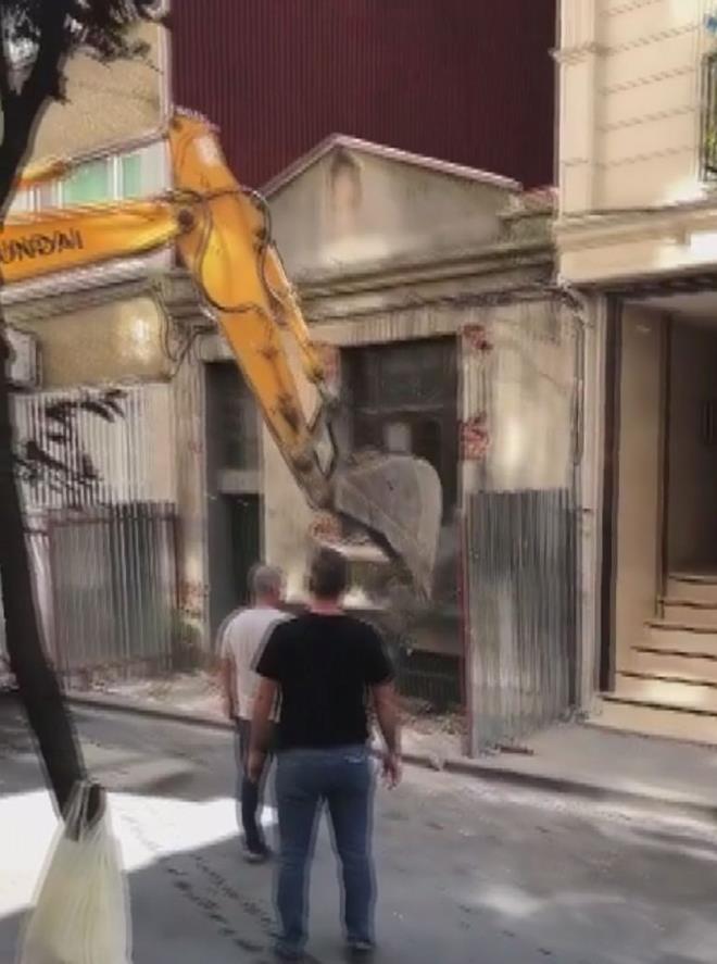 Kurul'un aksi yndeki kararna ramen bina, inaat firmasnca izinsiz olarak ykld.