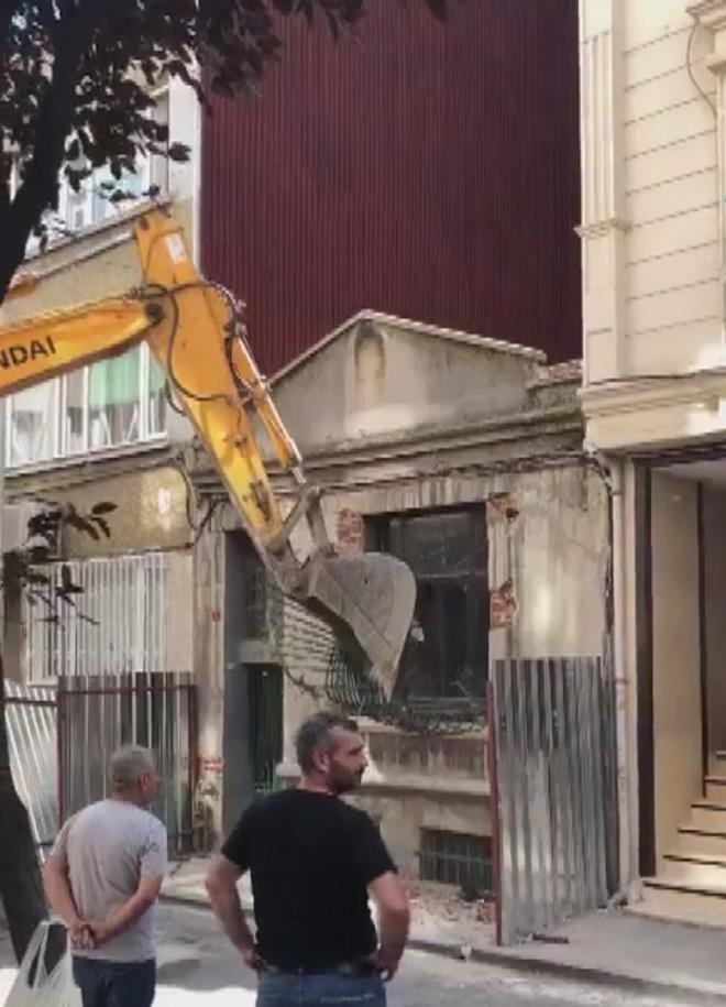 stanbul'un ili ilesindeki tarihi yap olarak tescillenmesi istenen bina ykld.