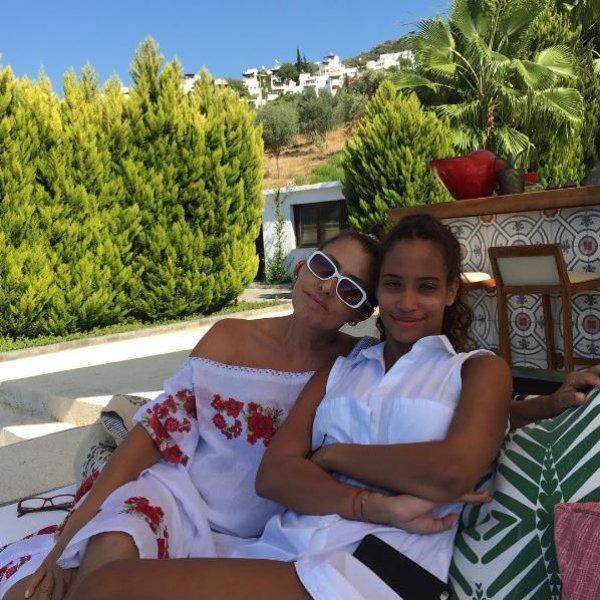 Arkadalaryla oraya gidiyorlar. Bizim sitenin iinde olursa en ge 8?e kadar izni oluyor... Benim yaadm dnemle onun yaad dnem ok farkl. Ben onu anlamaya alyorum. Arada anlayamadm ve tenkit ettiim eyler olabiliyor ama."