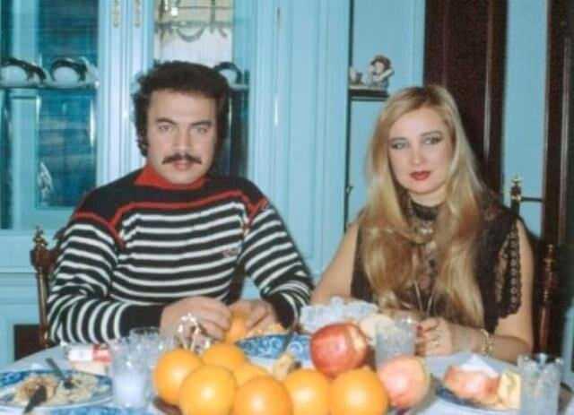 Gzellik yarmasnda elde ettii baar ve gzellikle dikkat eken nl ismin Tam ad Elif Sevim Emre'dir. Aranesk mziin sevilen ismi Orhan Gencebay ile evli olan Sevim Emre 1963 ylnda katld gzellik yarmasnda birinci seilmi ayn zamanda Beyrut'ta gerekleen gzellik yarmasnda da Trkiye'yi temsil ederek Avrupa 4.'s seildi.