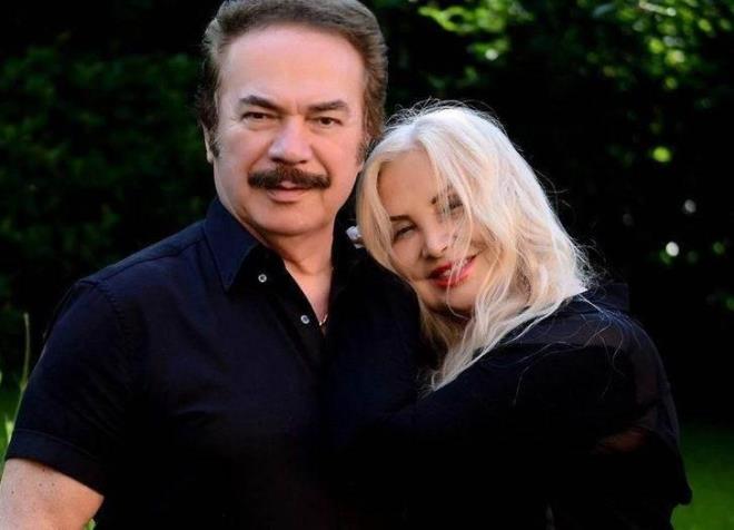 Usta sanat Orhan Gencebay'n ei Sevim Emre son paylamyla takipilerini gemie gtrd. 1963 ylnda katld Gzellik Yarmasnda birinci seilen ve ardndan sinema dnyasna adm atan Sevim Emre, genlik fotorafyla olay oldu. ok sayda yorum ve beeni alan bu kareye Demet Akaln'da "Aleyna sandm" yazd.