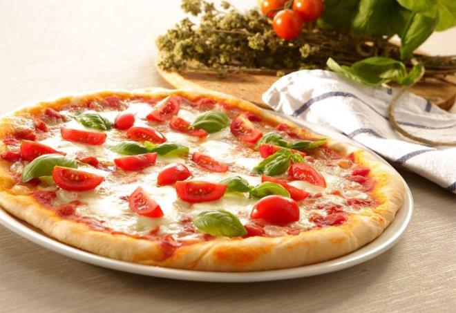 PZZA    eriinde hem ilenmi et hem de karbonhidrat barndran pizza kronik kalp hastalar iin olduka zararl bir yiyecektir. Uzmanlar bu tr yiyeceklerin kepekli az tuzlu ve ilenmi et olmayanlarn tercih edilmesini tavsiye ediyor.