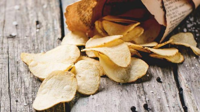 PATATES CPS    Yaplan aratrmada dnya zerinde her 5 kiiden drd patates cipsini kontrolsz tketiyor. eriinde koruyucu madde, hazr gda maddesi ve yksek oranda doymu ya barnddan patates cipsi kalp atlarnda etkili olan alanlarn fonksiyonlarn drr.