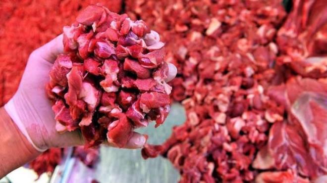 KIRMIZI ET    Krmz et insan sal iin faydal bir besindir. Ancka kalp rahatszl olanlar iin bu besin lme bile neden olabilir. Doymu ya bakmndan zengin olan krmz et kalp fonksiyonlarn olumsuz etkiler.