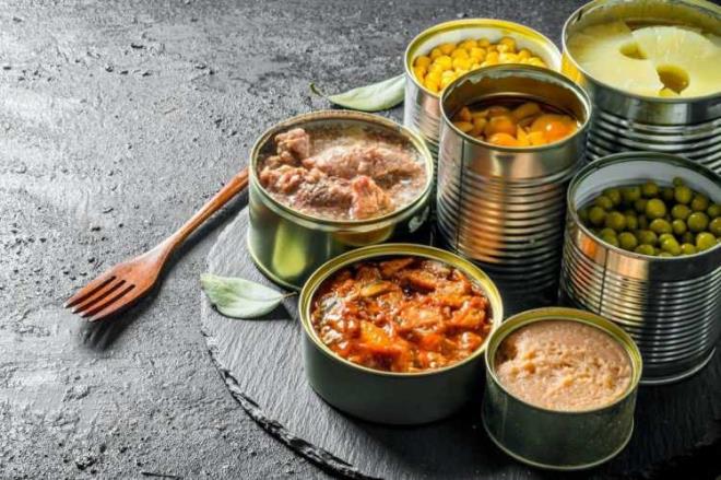 HAZIR YYECEKLER!    Bilim insanlar tarafndan yaplan aratrmalarda hazr gdalarn ierisinde yksek oranda BPA madde tespit edilmitir. Bu madde yiyeceklerin raf mrn uzatr ancak vcuda girdiinde tam lmcl bir etkiye neden olur. Kalbin erkenden yalanmasna yol aan BPA maddesi te yandan damarlar sertletirerek kan akn olumsuz etkiler.