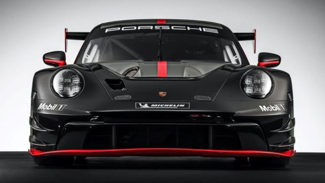 GT3 R modelinin kalbinde Boxer tipinde atmosferik 4.2 litrelik bir motor yer alyor.  Bu motor 6 ileri sral anzmanla birlikte geliyor.