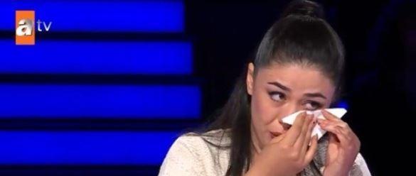 Hedefine bir adm daha yaklat iin mutlu olan yarmac, soruyu bildikten sonra gzyalarna hakim olamad.