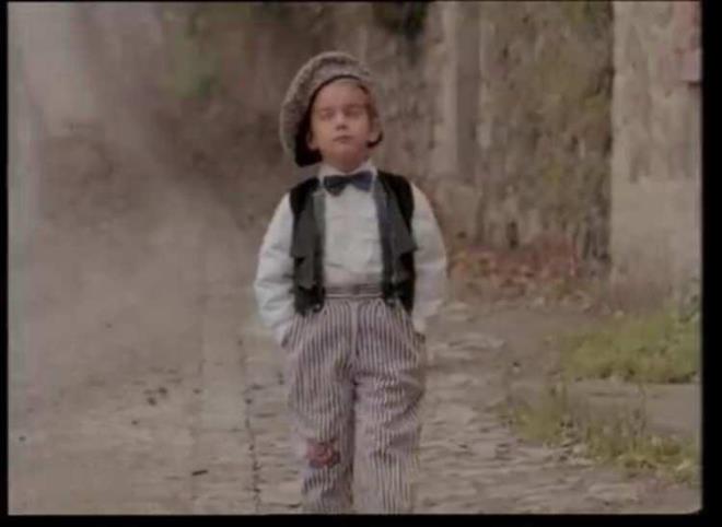 90'l yllarn en popler arklarndan Arnavut Kaldrm 1994 ylnda yaynlanmt. Herkes onu arkc Demet Sarolu'nun Arnavut kaldrm klibiyle tanmt. te klipte rol alan kk ocuun yllar sonraki hali...