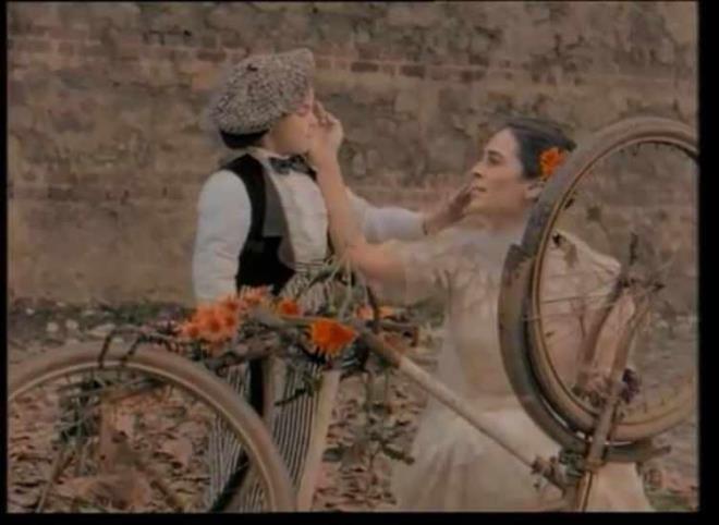 Demet Sarolu'nun Arnavut Kaldrm arks 1990'l yllara damga vurmutu.