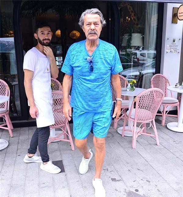 Bir ay ierisinde salna kavuan nanr, nceki gn Kurueme'deydi. Bir mekanda tek bana kahvalt yapan Kadir nanr, kta grntlendi. Bir sre nce salk sorunlaryla uraan usta oyuncunun, fit grnts ve sportif giyim tarz dikkat ekti. nanr, muhabirlerin sorularn "Baka zaman konuuruz" diyerek geri evirdi.