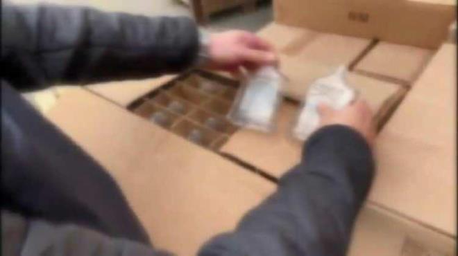 yeri sahibi .D. gzaltna alnrken, yaplan aramalarda 7 bin 114 dolu, 5 bin 312 bo parfm iesi, 1548 gne kremi, 185 litre esans, 170 parfm kutusu, kompresr, ambalaj, yzk makinesi ve ya dolum makinesi ele geirildi.