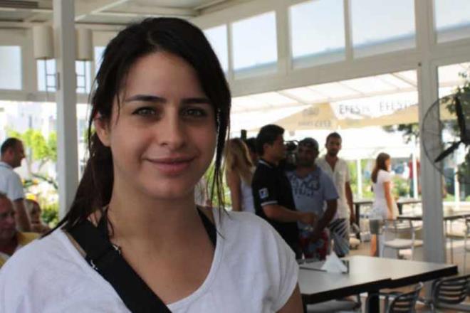 Asl kn da ok Gzel Hareketler Bunlar'da yakalad. Karakterleriyle adeta fenomen hale geldi.