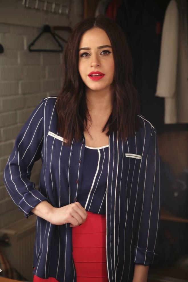 nl oyuncu 1982 ylnda Suudi Arabistan'da dodu. Aslen zmirli olan oyuncu  Dokuz Eyll niversitesi GSF Tiyatro blmnden mezun oldu.