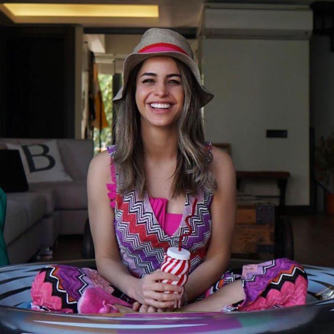 Gzel oyuncu korkusunu "nsanlar ?gzel kadn oynamak istiyor? ya da ?daha az komik olacam dnrler mi? diye endieler yaadm. Sonrada unu dndm komedinin en nemli meselesi doru zamanda o lafn kmas ve aksanlar yapabilmektir. Sonrasnda rahatladm" szleriyle ifade etti.