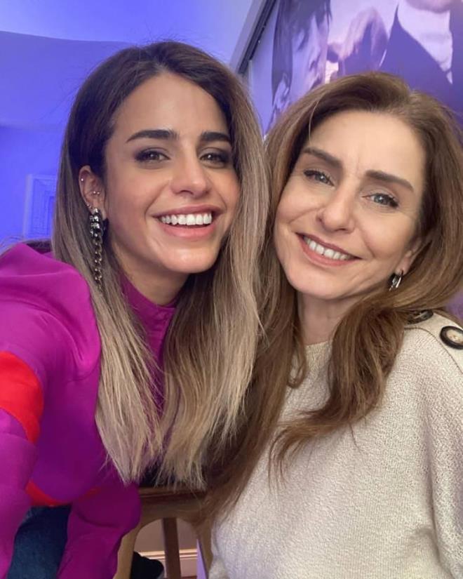 ABLASINA BEEN YADI!    Gen oyuncu Bra Pekin'i ziyarete ablas Hande Pekin geldi. Oyuncu sosyal medya hesabndan ablasyla olan bu fotoraf paylaarak "Ablam geldi heyyy" notunu paylat. Baz hayranlar fotorafn altna ablasyla olan benzerliinin artc olduuna dair yorumlarda bulundu.