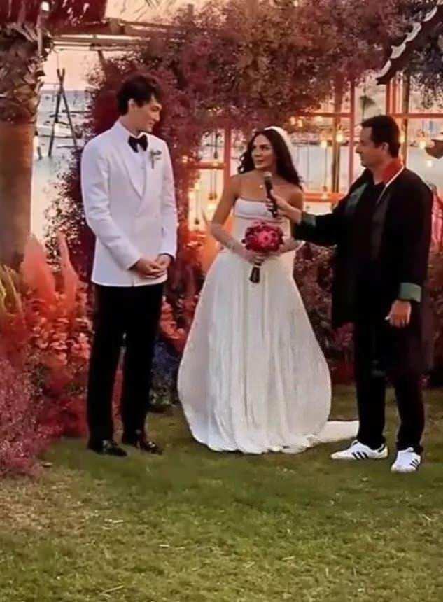 nl ikili dn yapar yapmaz soluu balay iin Seyeller'de ald. Daha sonra da talya'ya giden ift, aklarnn balad eme'ye dnp balayna devam etmiti.