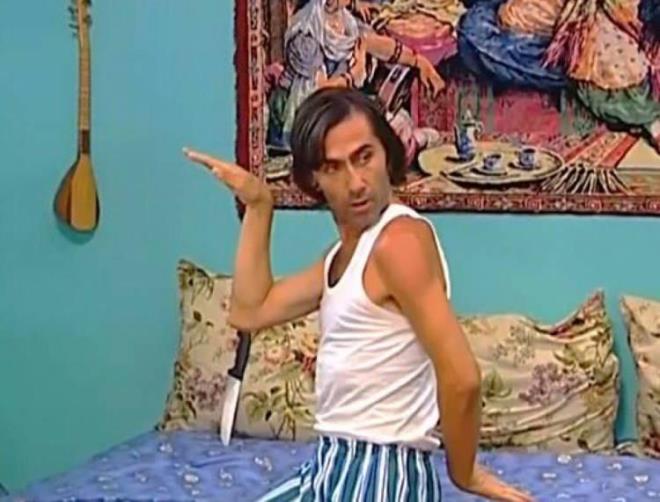 Dizideki kendine has dans, unutulmaz pijamas ve samimi hareketleriyle insanlar gldren baarl oyuncu, unutulmaz karakterler arasnda yer alyor.