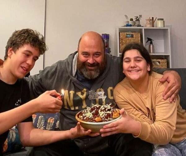 nl efin 2009 ylnda boand eski ei Asl Sivriolu'ndan Deniz ve Derin adnda iki ocuu bulunuyor.