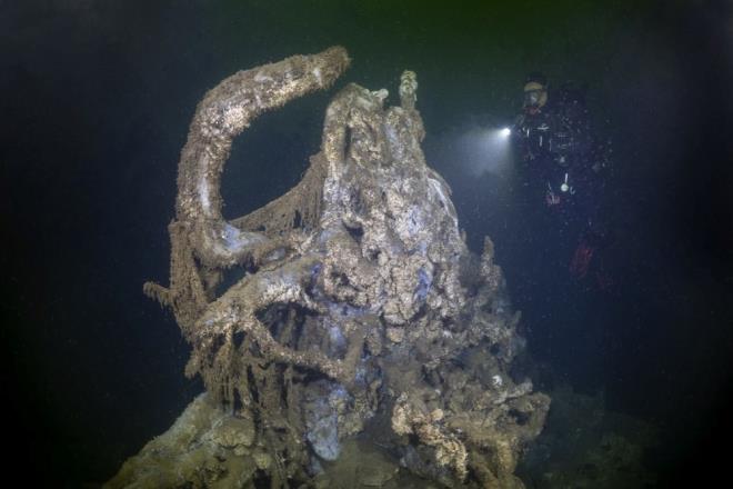 "EVET HZNL AMA..."    "Aradan yllar getike yaayanlar deprem gereini unuttular. Depremi gerek yzn grebileceimiz, gerek bir deprem mzesi Deirmendere narlk Meydan'nda su altnda tm plaklyla duruyor. Biz de bunlar ayrntl bir ekilde grntledik. Herkesin ders alabilecei, unuttuumuz deprem gereini hatrlayaca gerek grntlerle dolu. Doann gc, aada olduu gibi duruyor. Dev nar aalar kknden sklm, yan yana olan evler birbirinden 500 metre uzakta. Avclar kulb, vapur iskelesi, tm bloklar byk bir gle bulunduklar yerden ok uzaa srklenmi. nsanlara ait eyalar... Evet hznl ama unuttuumuz deprem gereini bize hatrlatan grntleri aada gryoruz."
