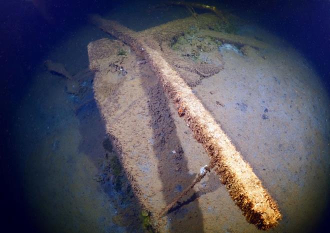 23 YIL GET    Kaytlarda, 23 yl nce insanlarn ay itii ve gezindii narlk Meydan'ndan enkaza gmlen arabalarn, otellerin ve evlerin yosunla kapland ve deniz canllarna ev sahiplii yapt grlyor.