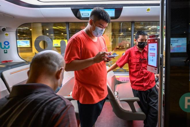 Srcsz otobs, akll sensrleri sayesinde erit deitirerek trafikte ilerleyebiliyor.