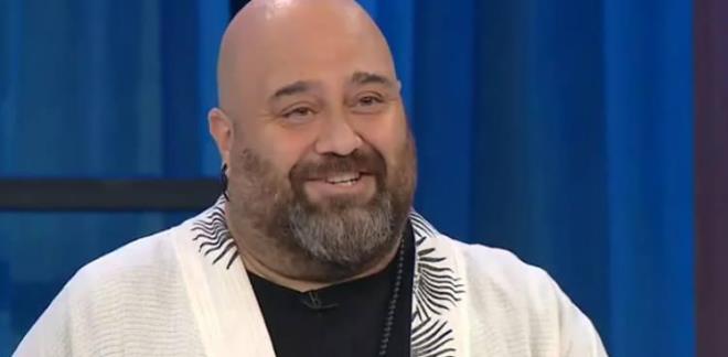 lk turda bizi arttn, daha sonra ikinci turda, nc turda da bizi arttn. Bir nceki turda da en iyi ikinci yemei yaptn kk bir hatan vard oda sos bunu unutma o hatan olmas gecenin birinci yemei olurdun. Ve imdi de en iyi yemei yaptn. O yzden ben bu nyargmdan dolay sana bir zr borluyum. MasterChef?e ho geldin??