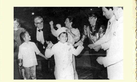 Dne bata Yeilam'n jn Cneyt Arkn olmak zere Ekrem Bora, Aydemir Akba, Memduh n ve ei Fatma Girik, olmak zere birok nlnn grntlere yansd grld.