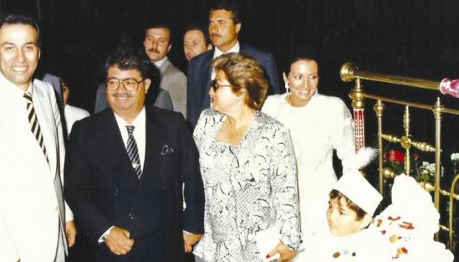 Ei Semra zal Hanm ile Ali Sunal'n snnet dnne katlan Trkiye Cumhuriyeti 8. Cumhurbakan Turgut zal'n bu zel grtlerde yer almas grenleri akna evirdi.