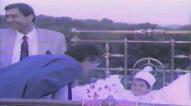 Kemal Sunal'n ei Gl Sunal'n anlattna gre usta sanat Cneyt Arkn'n o dnem Ali Sunal'n en sevdii oyuncu olduu ve annesine "Neden benim babam Cneyt gibi gl deil, neden babamla aban diye dalga geiyorlar" eklinde sitem ettii belirtildi.