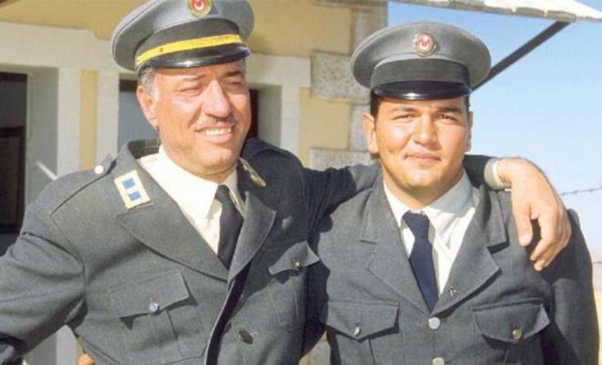 Show TV ekranlarnda yaynlanan Gldr Gldr Show'un sunuculuunu yapan Kemal Sunal'n olu Ali Sunal'n snnet treninden ok zel grntler ortaya kt. Adeta Yeilam frtnasnn estii trende srpriz bir isim daha kameralara yansyor. te Ali Sunal'n nl aknna urad snnet treninden zel grntler...