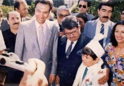 Trenin en dikkat eken detaylarndan biri de dnemin Cumhurbakan Turgut zal'n Ali Sunal'n snnet dnnde bulunmas oldu.