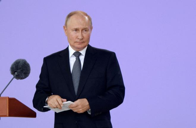Rusya Devlet Bakan Vladimir Putin, forumun alnda yapt konumada, mttefiklerini 'en modern silahlarla' donatma sz verdi ve Rusya'nn askeri teknolojisinin, Batl rakiplerinden 'onlarca olmasa da uzun yllar' nde olduunu syleyerek vnd.