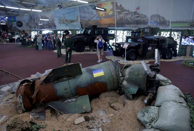 Rusya Devlet Bakan Vladimir Putin'den gvde gsterisi: Askeri oyuncaklarn sergiledi - 6  IGOR OSPOV'U GREVDEN ALDI    Bunun yan sra, uzmanlar Putin'in, uzun sredir Rus askerleri ve malzemeleri iin gvenli bir blge olduu dnlen igal altndaki Krm'daki baarszl nedeniyle Karadeniz Filosu?nun st dzey komutann grevden aldn aklad. Komutan Igor Osipov'un grevden alnmas, Rusya'nn Ukrayna'ya sava balatmasndan bu yana yaklak alt ay iinde bir askeri yetkilinin en belirgin grevden alnmasna iaret ediyor.