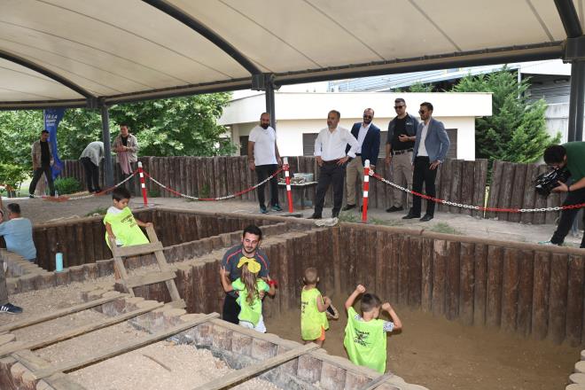 ?Tm vatandalarmz davet ediyorum?&#8232;<br>Bursa Bykehir Belediye Bakan Alinur Akta da Arkeopark?ta ocuk atlyelerini ziyaret etti. ocuklarla sohbet ederek yaptklar etkinlikleri takip eden Bakan Alinur Akta, miniklere dondurma ikramnda da bulundu. Bykehir Belediyesi?nin youn bir ekilde yol, altyap, ulam, restorasyon, kltr sanat gibi konularda almalar yaptn syleyen Bakan Alinur Akta, tarihimizi daha iyi anlamak adna genlere ve ocuklara ynelik farkl programlar hayata geirdiklerini belirtti. Bnyesinde nemli bir tarihi miras barndran Arkeopark?ta 13-14 Austos tarihlerinde Arkeofest 2022?nin dzenleneceini ifade eden Bakan Akta, ?Gerek yetikinler, gerekse genler ve ocuklar, tarihimizi doru bir ekilde renme ve arkeolojinin nasl bir bilim dal olduunu deneyimleme frsat bulacak. Arkeoparklar, birer ak hava mzeleridir. Aktopraklk Hyk Arkeopark?ta toplumu arkeoloji bilimi ile buluturma faaliyetleri 2014 ylndan itibaren kesintisiz biimde Bursa Bykehir Belediyesi tarafndan srdrlmektedir. 8500 yl ncesine uzanan arkeolojik kaz mevcuttur. Arkeolojiye merakl tm vatandalarmz harika alana tarihimizle bulumaya davet ediyorum" dedi.