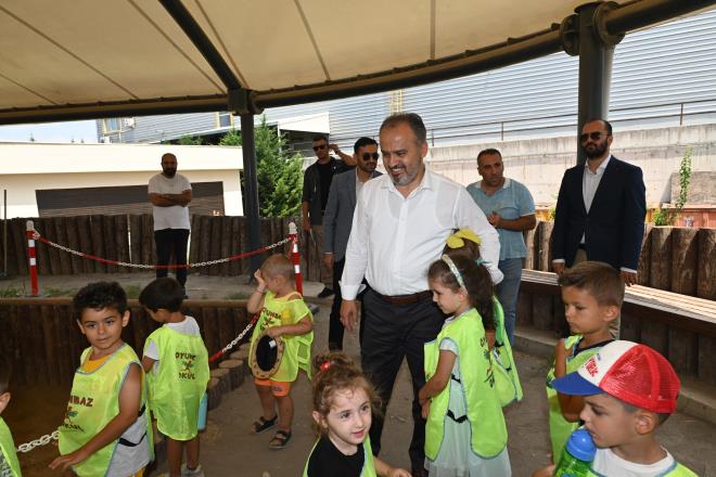 Bu ylki srpriz Rafadan Tayfa<br>&#8232;Arkeopark gezisi yapmak isteyenler iin her saat ba alan gezisi yaplacak. Arkeolojik kazlar deneyimlemek isteyenler ise uzman personeller eliinde kazya katlabilecek. Eitim faaliyetleri kapsamnda ise alan iin hazrlanan drama atlyeleri ile de zamanda yolculua klacak. Antandros Kaz Bakan Prof. Dr. Grcan Polat ve Do. Dr. Yasemin Polat, Troia Mzesi Mdr Rdvan Glck ve Uluda niversitesi retim Grevlisi Serap Ala elik, arkeoloji, mzecilik ve bilim adna merak edilenleri cevaplamak zere Arkeofest?e yer alacak.&#8232;Arkeofest?in bu ylki srprizi ise Rafadan Tayfa ekibi olacak. Rafadan Tayfa ekibi, iki gn boyunca Gbeklitepe isimli gsterilerini ziyaretiler iin sergileyecek.&#8232;Bursa Bykehir Belediyesi ev sahipliinde organize edilen Arkeofest?te bu yl, Mzeler ube Mdrl, Osmangazi Belediyesi, Antandros Dernei, Yalova Belediyesi, Besa, Aknclar Geleneksel Okuluk Dernei, Bilim ve Teknoloji Merkezi misafirlerini karlayacak.